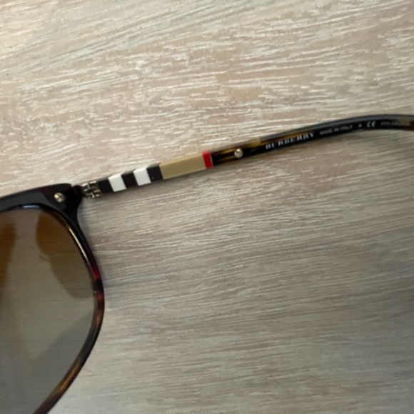 Burberry sunglasses - Picture 3 of 4